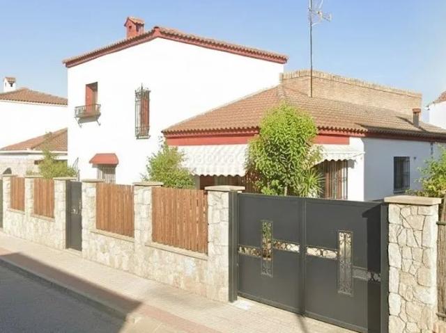 Chalet en venta en Dos Hermanas, Arco Norte Avda España. Se vende magnifica casa independiente de 4 dormitorios, 2 baños, con amplia parcela para aparcar vehículos. PRECIO NEGOCIABLE. Chalets Dos.