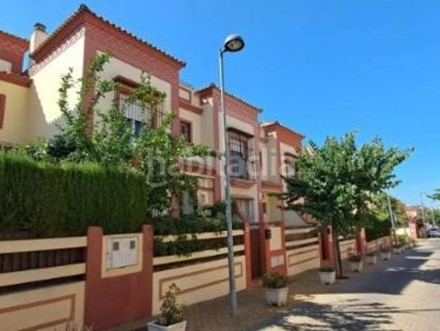 Chalet en venta en Dos Hermanas, Arco Norte Avda España. Venta de magnifica casa de 4 habitaciones y 3 baños, con dos plazas de garaje, sotano y azotea transitable. PRECIO NEGOCIABLE. Chalets Dos.