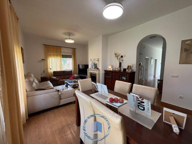 Chalet en venta en Dos Hermanas, Entrenúcleos. Espacio, comodidad y un entorno privilegiado se unen en este fantástico chalet situado en la urbanización San Federico Echagüy. Chalets Dos.