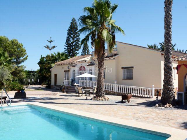 Chalet en venta en Daya Vieja. Preciosa casa de campo de 6 dormitorios y 6 baños, en Daya Vieja. Chalets Daya.