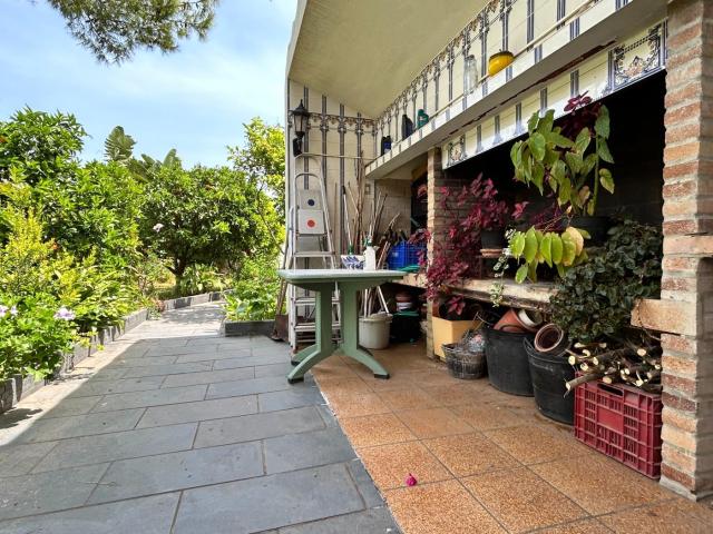 Chalet en venta en Daimús. Exclusivo chalet independiente en Daimús con gran jardín y vistas al mar. Chalets.