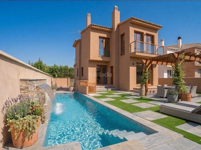 Chalet en venta en Dílar. Chalet con piscina a 15 minutos de Granada. Urb. Cañadas del Parque. Chalets.