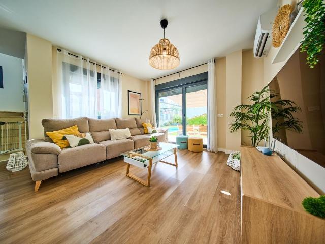 Chalet en venta en Dílar. Chalé en Cañadas del Parque. Chalets.