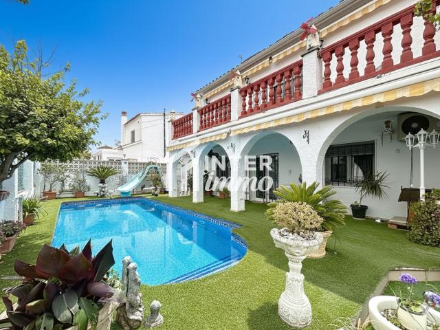 Casa en venta en Empuriabrava, Montgrí Costa Brava. Casa cerca de la playa dividida en 2 apartamentos. Casas.