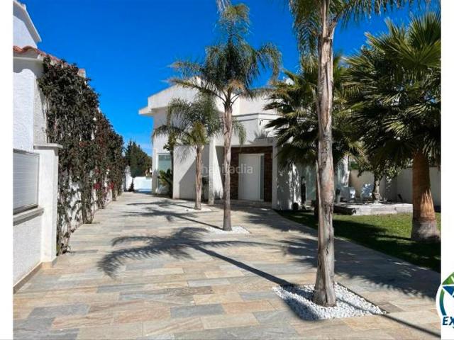 Chalet en venta en Empuriabrava, Cap Ras Creus Falconera Costa Brava. Casa moderna con piscina y amarre a 600m de la playa de Empuriabrava. Chalets.