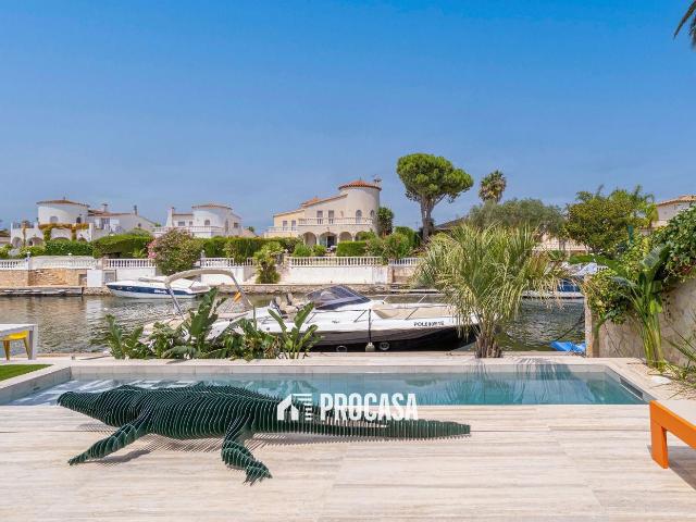 Chalet en venta en Empuriabrava, Francolí Freser Noguera Costa Brava. Villa nueva al canal ancho, 14m amarre. Construcción Procasa. Chalets.