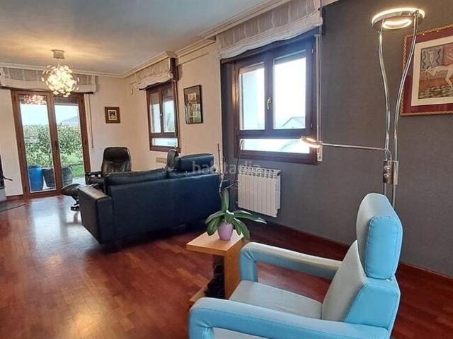Chalet en venta en Elburgo Burgelu. CASA CON ENCANTO EN EXCLUSIVA EN ARBULO ELBURGO con piscina privada. Chalets Elburgo.