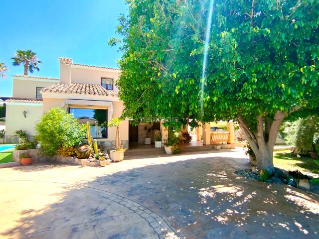 Chalet en venta en Elche Elx, Ciutat Jardí Torreta Verdí. Casas para Vivirlas les presenta este precioso chalet independiente muy cerca del centro de Elche. Chalets Elche.