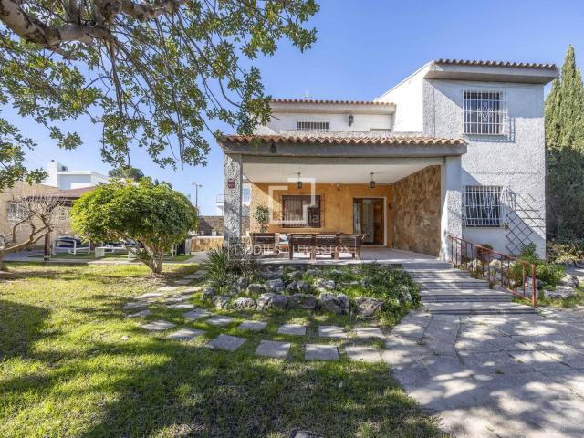 Chalet en venta en Eliana l´, Entrepinos. Casa independiente sobre una gran parcela con piscina en venta en La Eliana, Valencia. Chalets Eliana.
