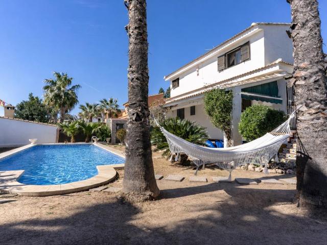 Chalet en venta en Eliana l´, Entrepinos. Hay casas que se ven y hay casas que se sienten. Chalets Eliana.