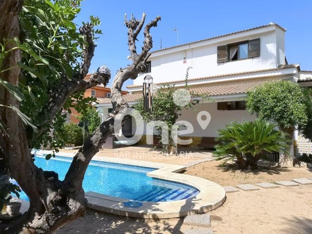 Chalet en venta en Eliana l´, Entrepinos. One SAB Inmobiliaria presenta este chalet independiente de estilo mediterráneo con piscina y parcela de 634 m². Chalets Eliana.