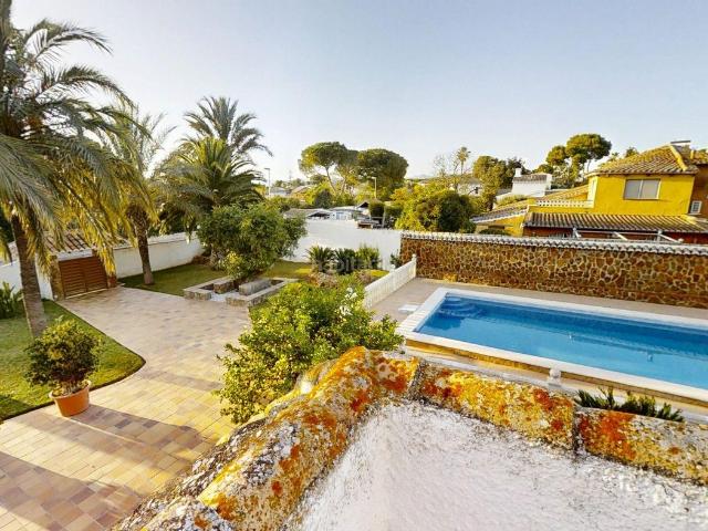 Chalet en venta en Eliana l´, El Carme Sant Agustí Bonavista. Magnífico Chalet Independiente en L'Eliana: Espacio, Privacidad y un Potencial Extraordinario. Chalets Eliana.