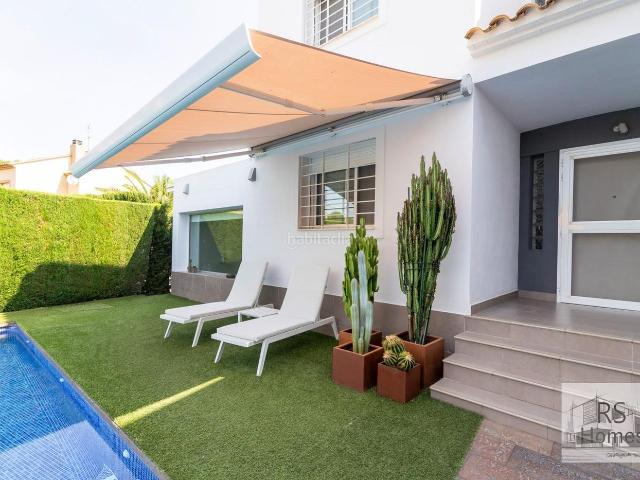 Chalet en venta en Eliana l´, El Carme Sant Agustí Bonavista. Chalet independiente con carácter y luz natural en parcela esquinera de 600 m2 en la exclusiva urbanización El Carmen, La Eliana.