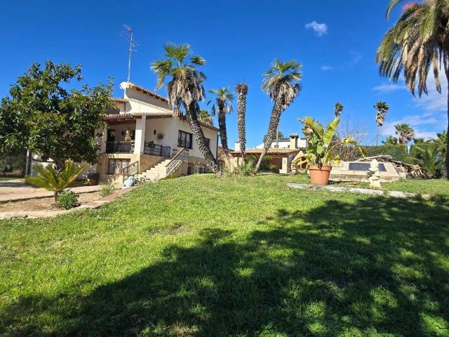 Chalet en venta en Eliana l´, Montealegre. Hogar con encanto, jardín, piscina y espacios que enamoran. Chalets Eliana.