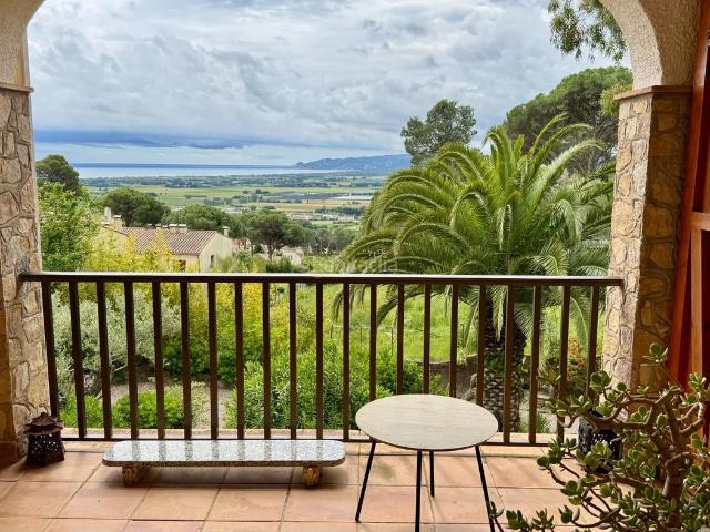 Chalet en venta en Estartit, Torre Vella Torre Gran Les Dunes Costa Brava. Villa con piscina climatizada y apartamento independiente. Chalets.