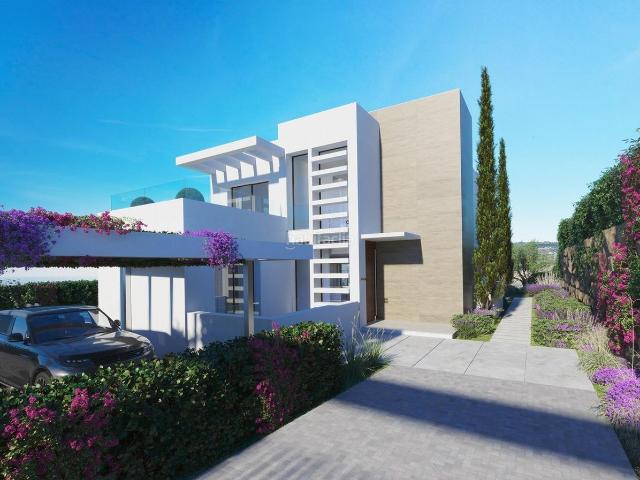 Chalet en venta en Estepona, Estepona Golf. Villa de 3 dormitorios, 3 baños, piscina, jardín y sótano. Estepona Golf, Estepona. Chalets.