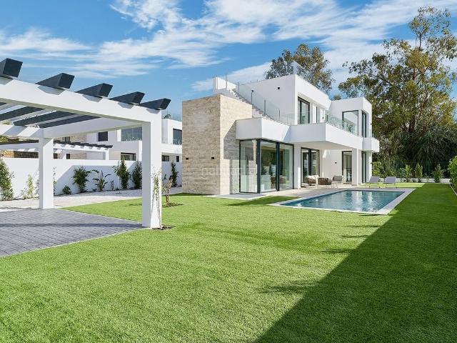 Chalet en venta en Estepona, Nueva Atalaya. Villa contemporánea de cinco dormitorios con piscina, solárium y vistas abiertas. Chalets.