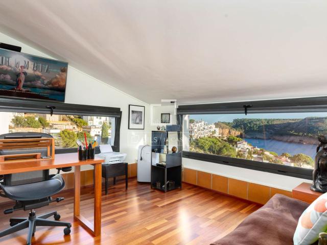 Chalet en venta en Escala L´, Montgó Costa Brava. Casa con jardín y piscina y espectaculares vistas panorámicas al mar en venta en Punta Montgó, LEscala. Chalets Escala.