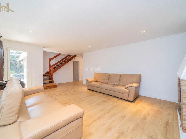 Chalet en venta en Escorial El, Las Zorreras Monte Encinar. HOGARES EL ESCORIAL VENDE Encantadora casa de estilo rústico totalmente reformada en Montecinar Las Zorreras. Chalets Escorial.