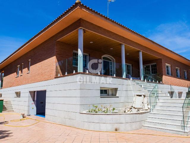 Chalet en venta en Escorial El, Navalquejigo Los Arroyos. Grandioso chalet de lujo con 2 piscinas íntegramente reformado en los Arroyos.Gran Chalet Independiente en la urbanización de los. Chalets.