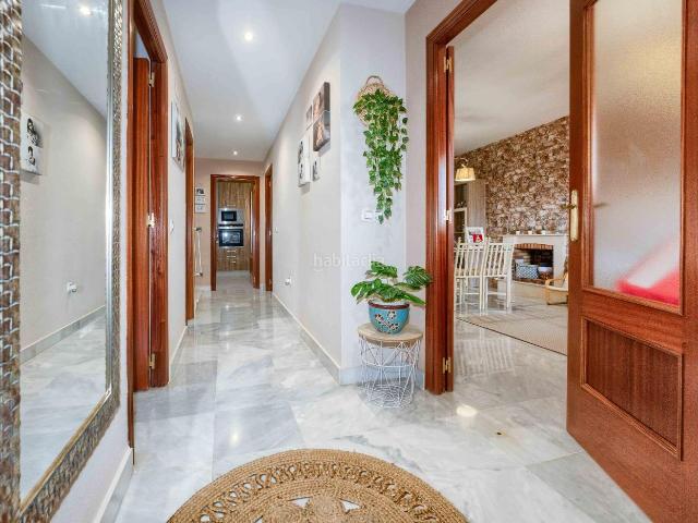 Chalet en venta en Espartinas, Espartinas Pueblo. Hay casas donde simplemente se vive. y hogares donde los mejores recuerdos están esperando a ser creados. Chalets.