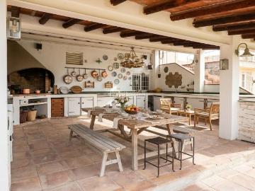 Chalet en venta en Esparreguera, Can Rial. Exclusiva vivienda con piscina, vistas a la montaña de Montserrat y espacios únicos en Esparreguera Barcelona. Chalets.