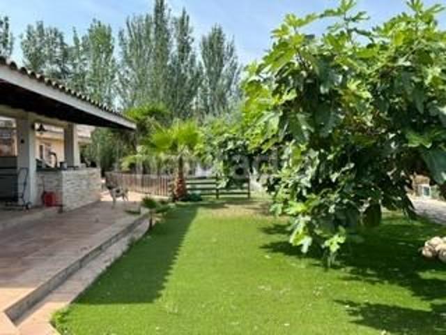 Chalet en venta en Esparreguera, Can Rial. Exclusiva vivienda con piscina, vistas a la montaña de Montserrat y espacios únicos en Esparreguera Barcelona. Chalets.
