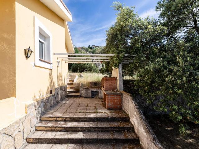 Chalet en venta en Espinar El, Los Ángeles de San Rafael. Chalet independiente de una sola planta con vistas excepcionales al golf, lago y entorno natural. Chalets Espinar.