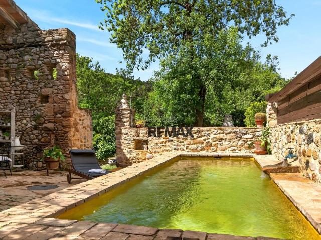 Chalet en venta en Esponellà. Vilert Casa de pueblo con piscina y más de 500 m2, a 35 minutos de Sant Martí dEmpúries. Chalets.