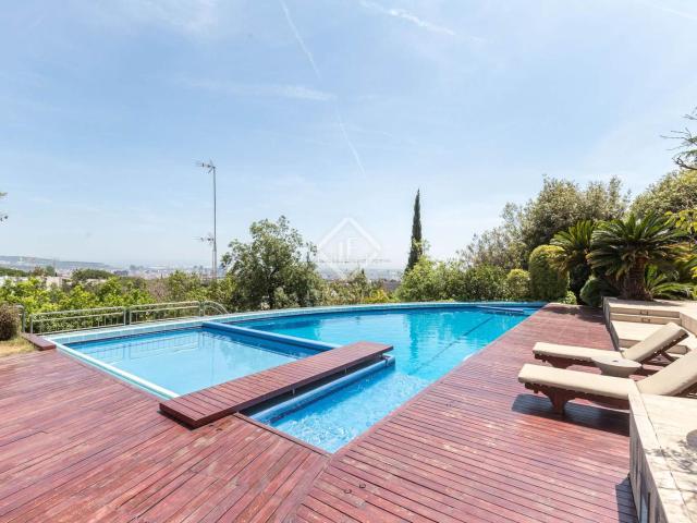Chalet en venta en Esplugues de Llobregat, Ciutat Diagonal. Casa independiente de alto standing de 960 m con piscina exterior e interior y con vistas a toda Barcelona en venta en Ciudad Diag. Chalets.