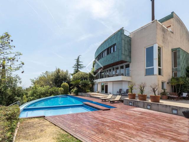 Chalet en venta en Esplugues de Llobregat, Ciutat Diagonal. Casa independiente de alto standing de 960 m con piscina exterior e interior y con vistas a toda Barcelona en venta en Ciudad Diag. Chalets.