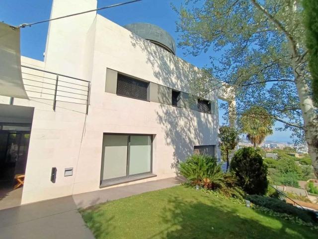 Chalet en venta en Esplugues de Llobregat, Ciutat Diagonal. Casa independiente de 451 m2 en ciudad Diagonal Esplugues a 10 minutos de Barcelona con vistas al mar. Chalets Esplugues de.