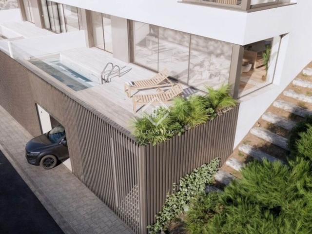 Chalet en venta en Esplugues de Llobregat, Finestrelles. Casa de obra nueva en construcción con vistas 360º a Barcelona, 4 dormitorios, terraza de 50 m y piscina infinita en venta en Fine. Chalets.