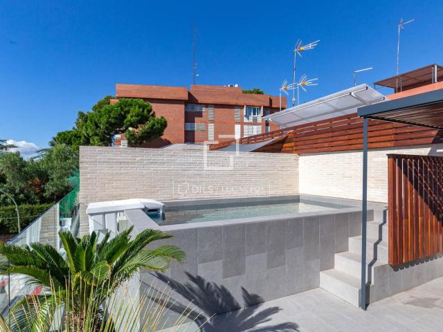 Chalet en venta en Esplugues de Llobregat, Finestrelles. Casa adosada tipo loft con piscina privada con vistas a la ciudad, garaje y licencia turística opcional en venta en Finestrelles. Chalets.