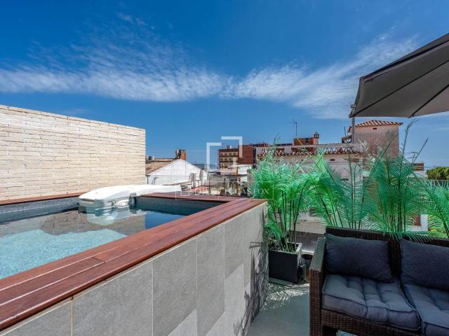Chalet en venta en Esplugues de Llobregat, Finestrelles. Impresionante casa tríplex de autor con piscina privada y luz natural en venta en Finestrelles. Chalets Esplugues de.