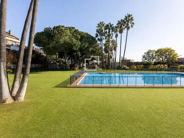 Chalet en venta en Esplugues de Llobregat, La Mallola. Casa villa en excelentes condiciones y recién reformada en venta en Esplugues, Barcelona Elegancia contemporánea en La Mallola. Chalets.
