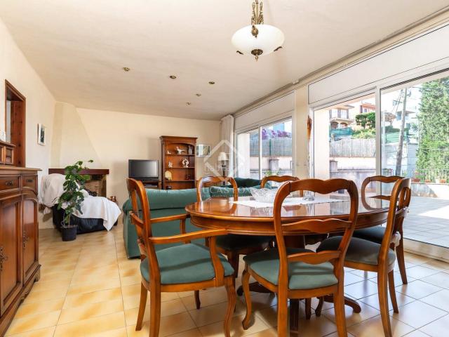 Chalet en venta en Esplugues de Llobregat, La Miranda. Casa unifamiliar a reformar de 6 dormitorios con garaje y jardín pavimentado en venta en La MirandaCiudad Diagonal, Esplugues de L. Chalets.