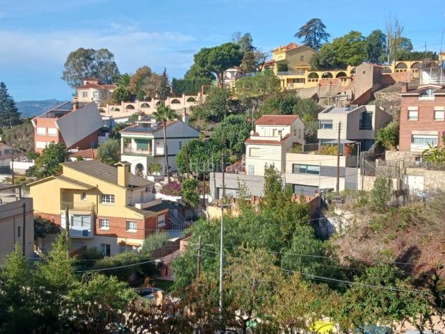 Chalet en venta en Esplugues de Llobregat, La Miranda. ¡EN VENTA CHALET INDEPENDIENTE PARA REFORMAR EN UNA ZONA DE LAS MÁS PRIVILEGIADAS DE ESPLUGUES DE LLOBREGAT!. Chalets Esplugues de.