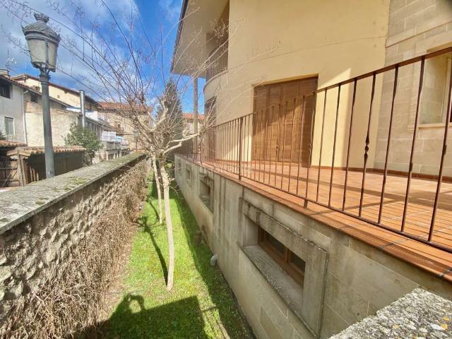Chalet en venta en Ezcaray. CHALET CON JARDÍN EN LA ZONA DEL RÍO. Chalets.