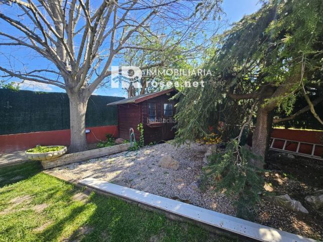 Chalet en venta en Fortià. Chalet independiente con jardín y piscina. Chalets.