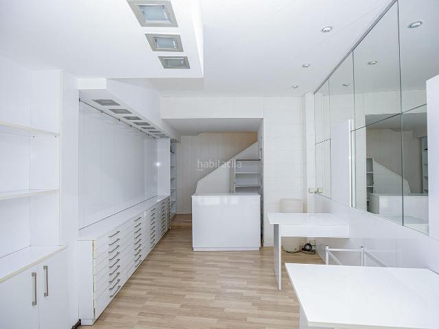 Chalet en venta en Figueres, Centre. Local y vivienda en el centro de Figueres con alquiler de local y vivienda habitual vigente. Chalets.