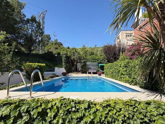 Chalet en venta en calle Albéniz, Figueres, de 439 m² 7 habitaciones por 549.000