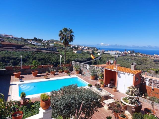 Chalet en venta en Firgas. Chalet Unifamiliar Independiente con jardines y piscina, en zona residencial Los Rosales.Si estás buscando un lugar tranquilo y es. Chalets.