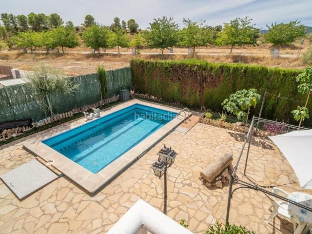 Chalet en venta en Flix Costa Dorada. Casa o chalet independiente en venta en Valls De Les, 70. Chalets.