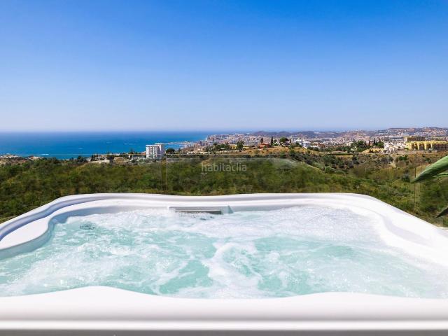 Chalet en venta en Fuengirola, Puerto Deportivo. VILLA CON JARDIN CON VISTAS ABIERTAS AL MAR. 2 GARAJES Y TRASTERO. Chalets.
