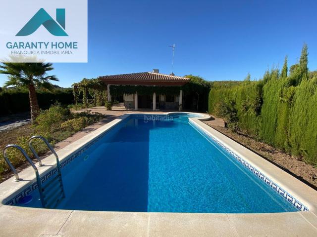 Chalet en venta en Fuensanta de Martos. Casa rústica con piscina y huerto entre Martos y Fuensanta de Martos. Chalets Fuensanta de.