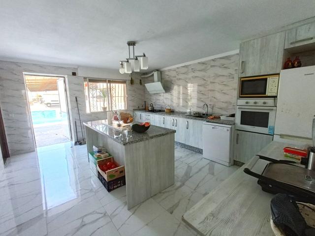 Chalet en venta en Fuente Vaqueros. CASA CON NAVE A LA VENTA EN FUENTE VAQUEROS. Chalets Fuente.