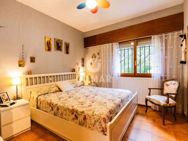Chalet en venta en Hoyo de Manzanares. Te ofrecemos este encantador chalet independiente en Hoyo de Manzanares! Con una distribución en una sola planta, este hogar es pe. Chalets Hoyo de.
