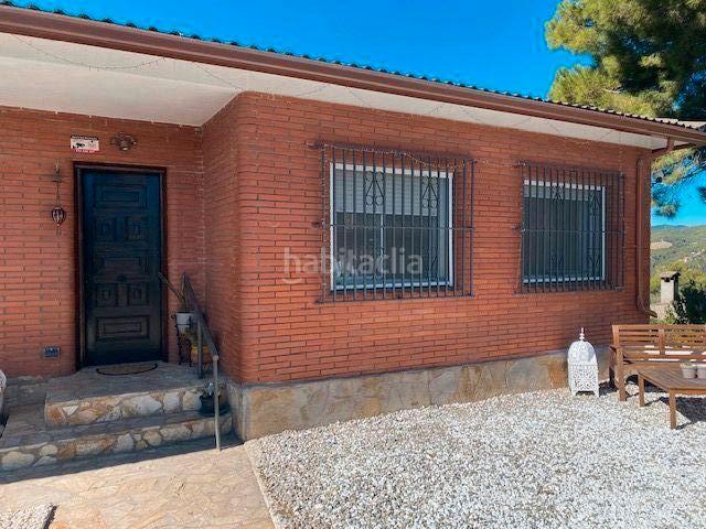 Chalet en venta en Hostalets de Pierola Els. Torre de una sola planta con garaje trastero. Tiene 3 habitaciones. 1 baño, jardín. babacoa y piscina. Fantásticas Vistas. Chalets Hostalets de Pierola.