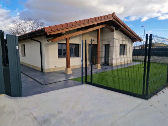 Chalet en venta en Haro. Excelente Oportunidad. Haro. Chalet individual del año 2023 a estrenar construido en planta baja en el precio de 390.000. Chalets.